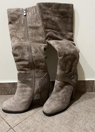 Сапоги с блестящими каблуками