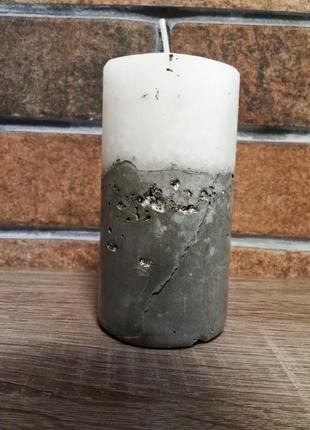 Свеча на бетоне