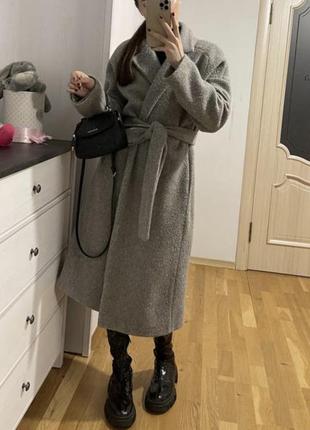 Длинное теплое серое пальто от mango