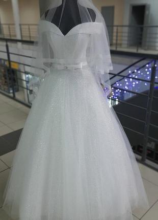 Весільне ніжне блискуче плаття