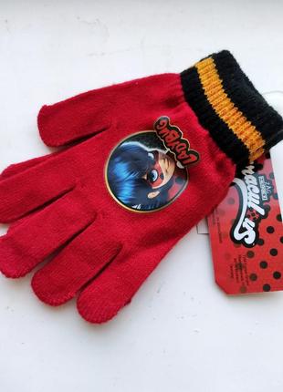 Красные вязанные перчатки на девочку с леди баг