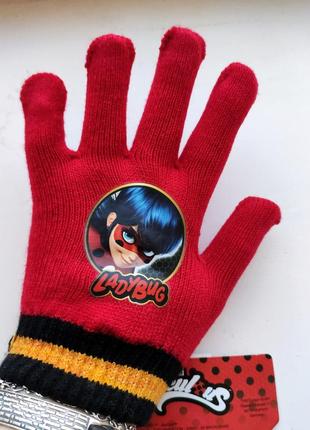 Красные вязанные перчатки на девочку с леди баг