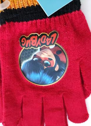 Красные вязанные перчатки на девочку с леди баг