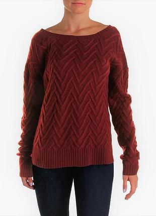 Стильный свитер с оголенными плечами