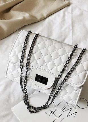 Женская классическая сумка кросс-боди через плечо на черной цепочке белая6 фото