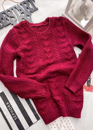 Марсаловый яркий удлененный вязаный свитер