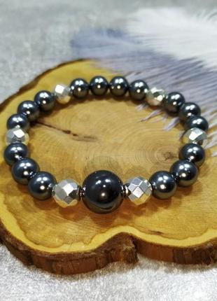 Браслет на резинке из  жемчуга майорка и  гематита.