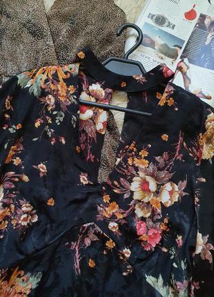 Красивая сатиновая цветочная блуза с чокером4 фото
