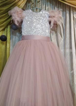 Пышное платье с перьями в пудровом цвете  моко и тауп