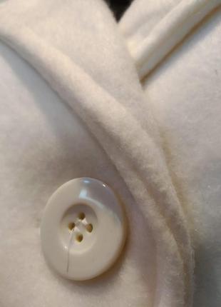 Стильное лёгкое белое пальто с поясом4 фото