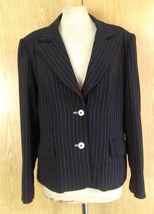 Красивый пиджак тёмно синий в белую полоску