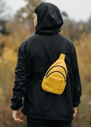 Мужская желтая сумка-слинг компактная и с удобными отделениями для активного образа жизни2 фото