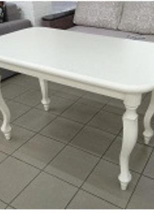 Стіл із натурального дерева.