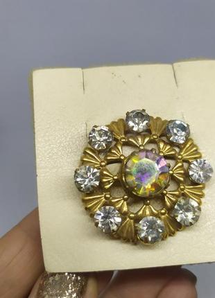 Брошь с камнями
