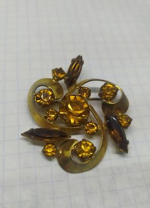 Брошка з камінням