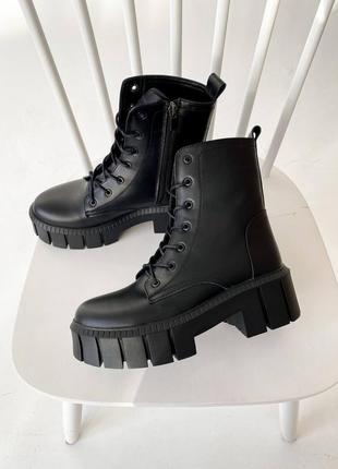 Демисезонные женские черные крутые ботиночки из натуральной кожи на молнии весна осень жіночі модні ботіночки із натуральної шкіри демісезон