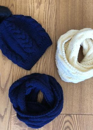 Комплект шарф снуд і в'язана шапка з натуральним пампоном бубоном1 фото