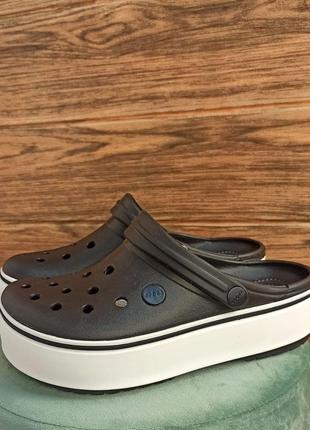 Женские кроксы на платформе crocs White platform clog black/white черные