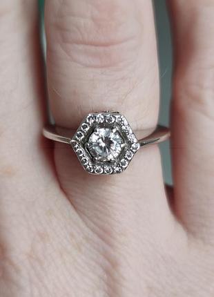 Кольцо с камнем шестиугольник фианиты серебро 925 проба родий  16,8 р