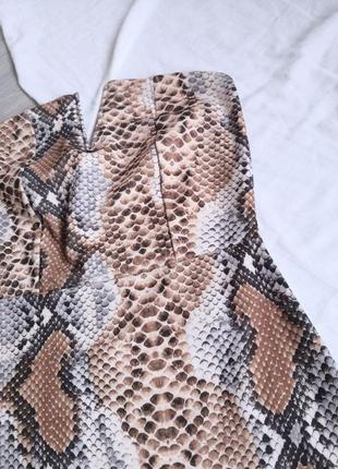 Стильное платье бюстье в змеиный принт9 фото