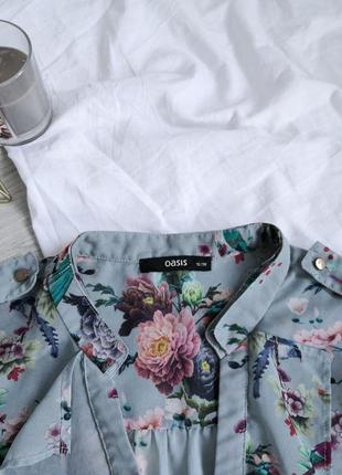 Красива блуза з рюшами в пташок і кольорах.2 фото