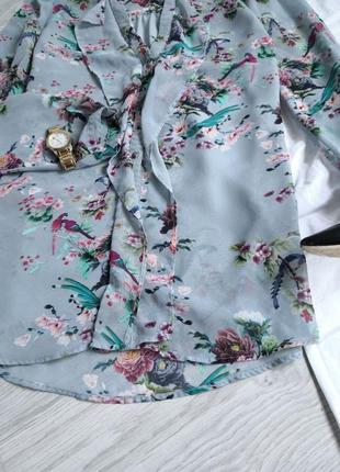Красива блуза з рюшами в пташок і кольорах.4 фото