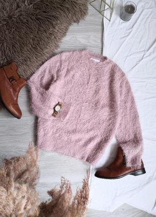 Мягкий пушистый свитер трава пильного розового цвета.