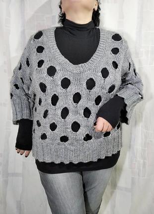 Сірий светр з великими отворами1 фото