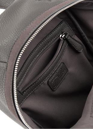 Рюкзак выполнен из фактурной эко-кожи серого цвета с подкладкой в тон.4 фото