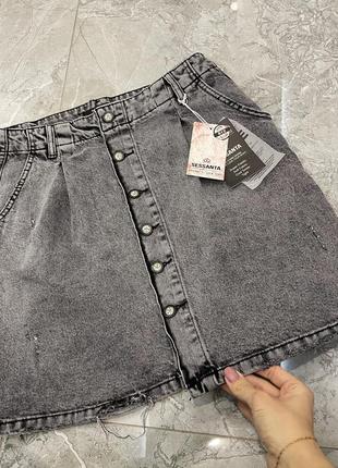 Стильная джинсовая юбка мини на пуговицах