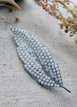 Елегантна невелика брошка у вигляді пера брошка перо. колір срібло