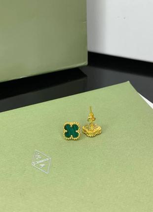 Серьги-гвоздики в позолоте с камнем под малахит