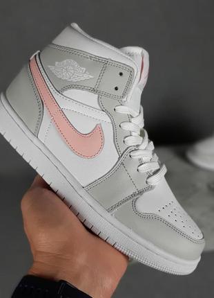 Жіночі кросівки nike air jordan 1 білі з сірим і рожевим / жіночі кросівки найк3 фото