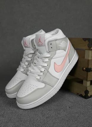 Жіночі кросівки nike air jordan 1 білі з сірим і рожевим / жіночі кросівки найк