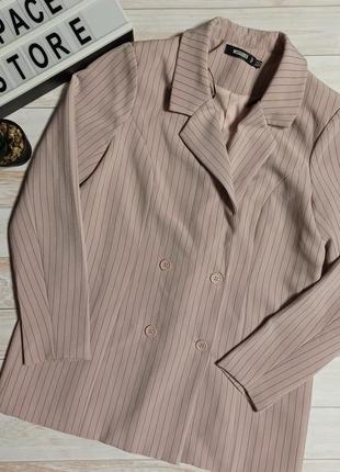 Красивый базовый нежно-розовый пудровый пиджак блейзер двубортный в черную полоску удлиненный прямой легкий