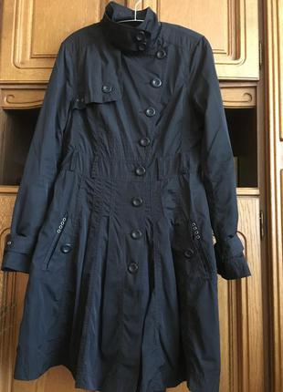 Плащ чорного коліру