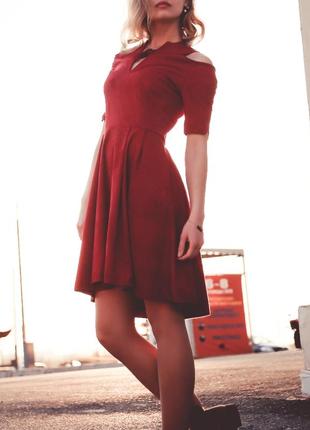 Красное замшевое платье с открытыми плечами