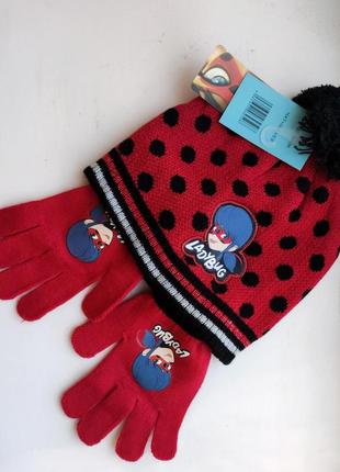 Яркий красный набор шапка и перчатки на девочку с леди баг1 фото