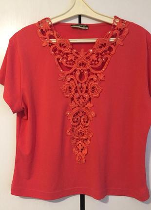 Сексуальна блузочка з ажурною вставкою.