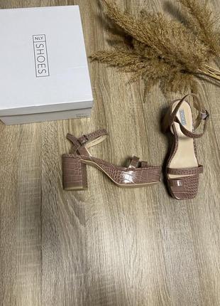 Босоніжки під крокодилячу шкіру nly trend