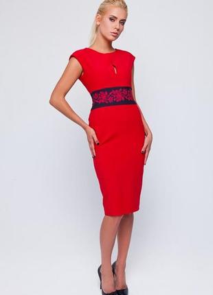 Красное платье классического кроя1 фото