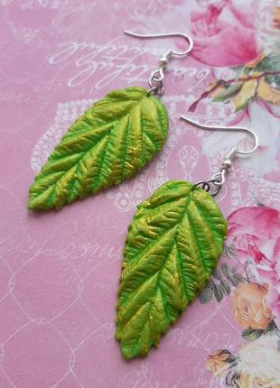 Серьги лист hand made бижутер полимер глина руч раб мятн золот цвет бохо