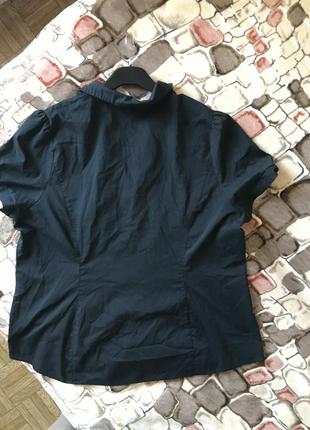 Приталенная чёрная рубашка на пуговицах2 фото