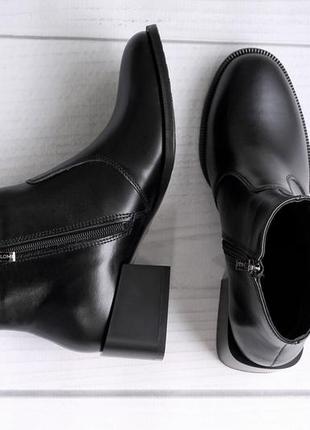 Демисезонные кожаные ботинки на каблуке4 фото