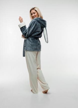 Женская теплая пижама с капюшоном. короткий халат на запах и штаны. цвет: серый и молочный3 фото