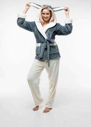 Женская теплая пижама с капюшоном. короткий халат на запах и штаны. цвет: серый и молочный1 фото