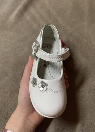 Новые детские белые туфли2 фото