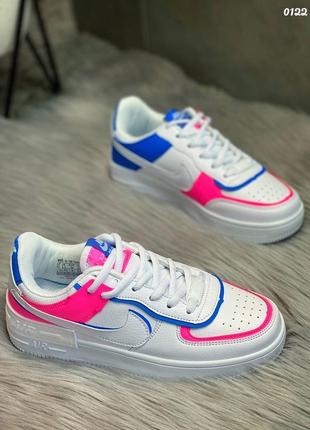 Яскраві кросівки.