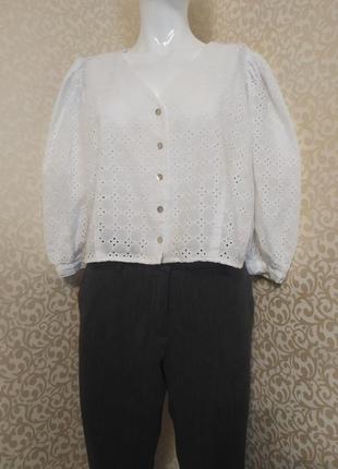 Біла блуза з прошвы з буфами mavi