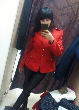 Пальто красное размер м, со стильными пугавицами и покрой по фигуре.